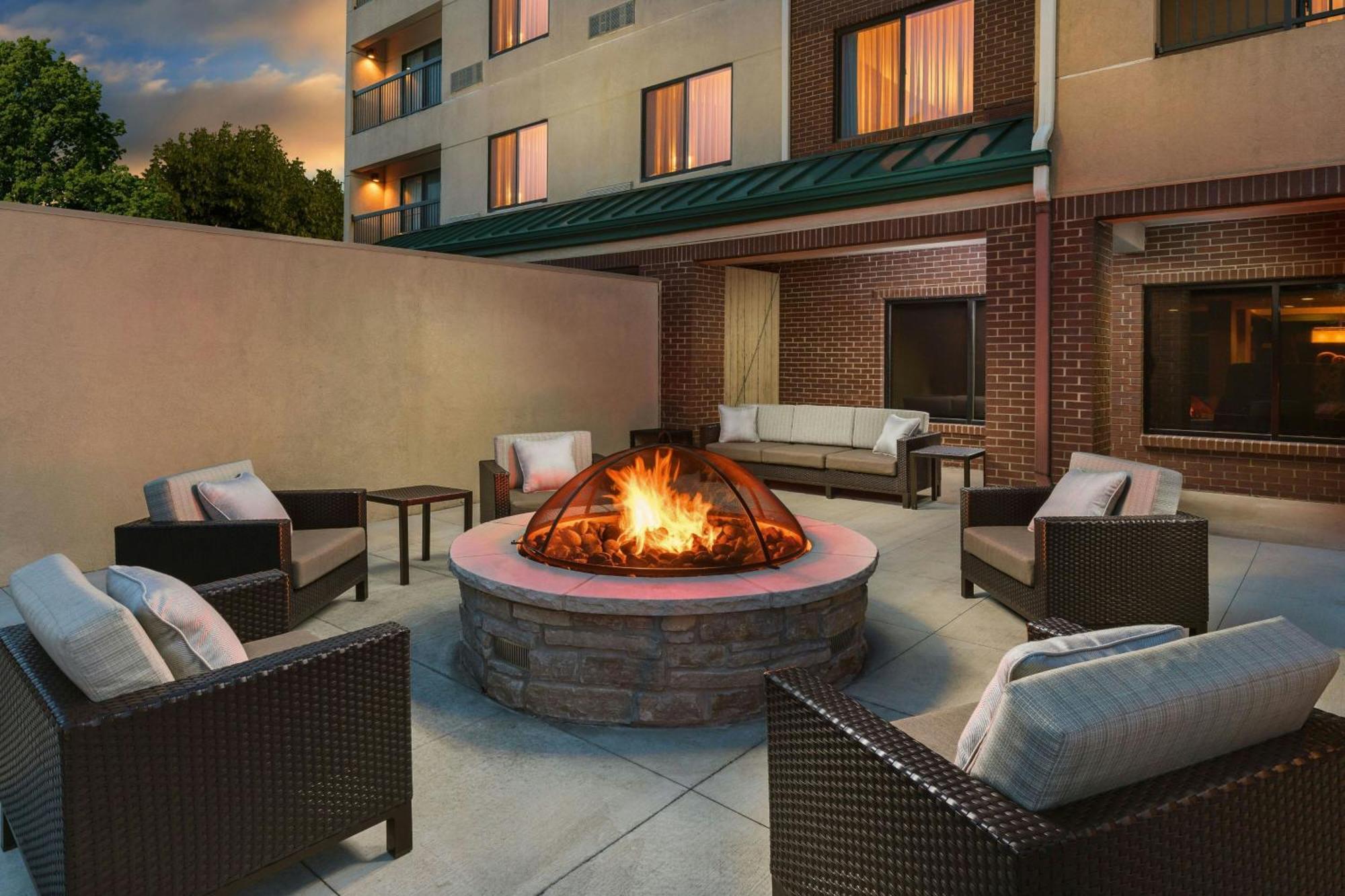 Отель Courtyard Chicago Блумингдейл Экстерьер фото